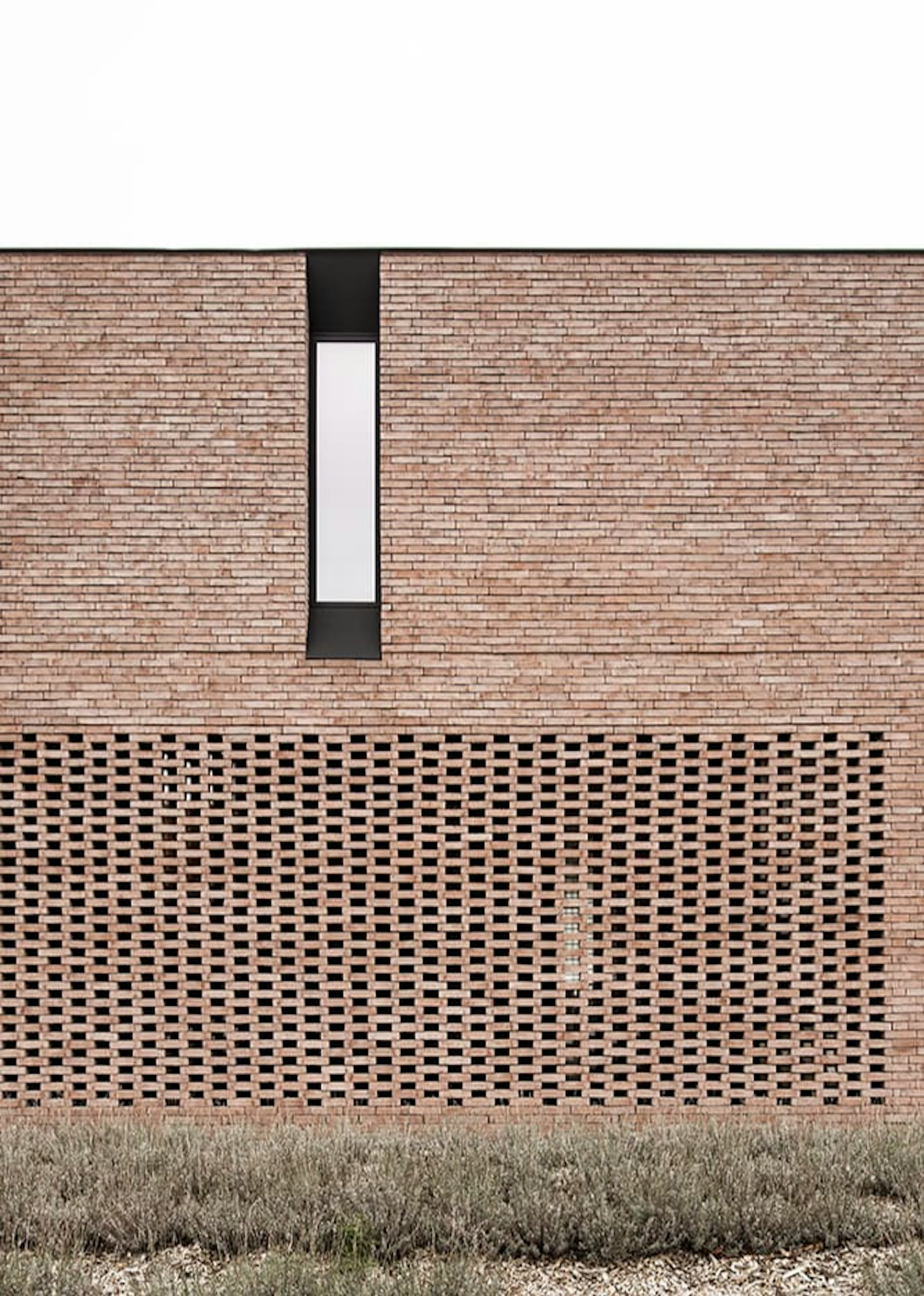 Detail van een Skilpod woning realisatie, rode steen exterieur