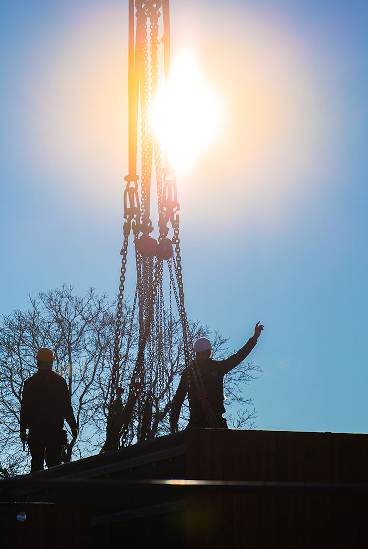 Skilpod team plaatst een woning met een kraan