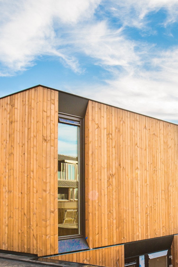 Skilpod houtskeletbouw woning met naturel hout exterieur