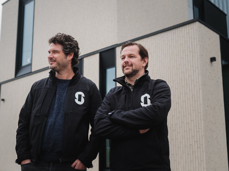 Filip Timmermans en Jan Vrijs voor een Skilpod #130 houtskeletbouw woning met wit stenen exterieur