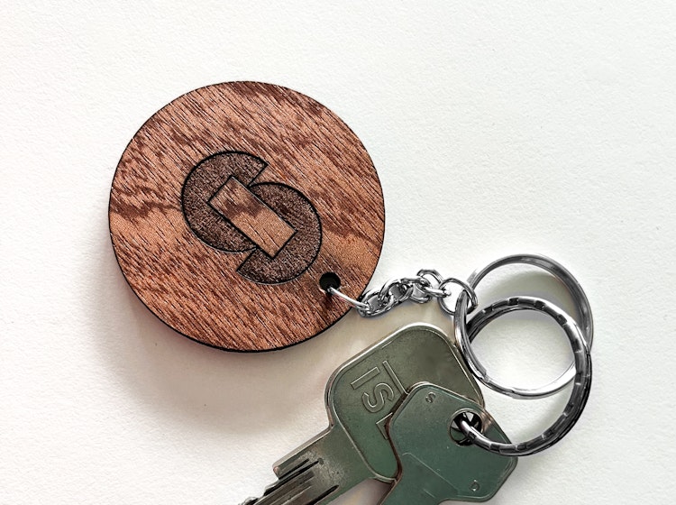 Sleutels met sleutelhanger in hout met het Skilpod-logo