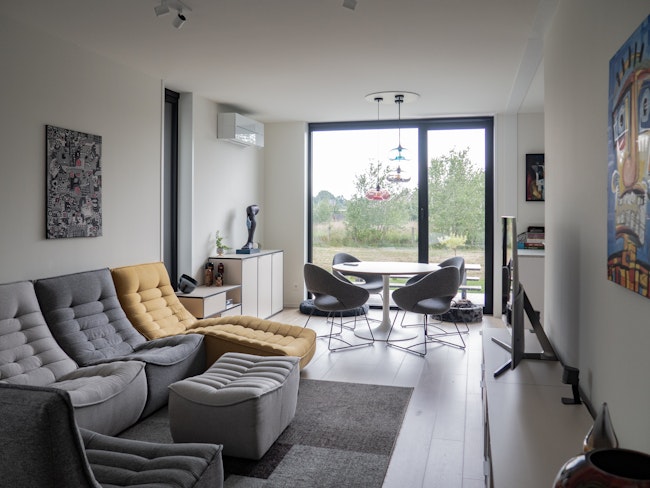 Leefruimte, living en eethoek, in een Skilpod #100, prefab houtskelet woning