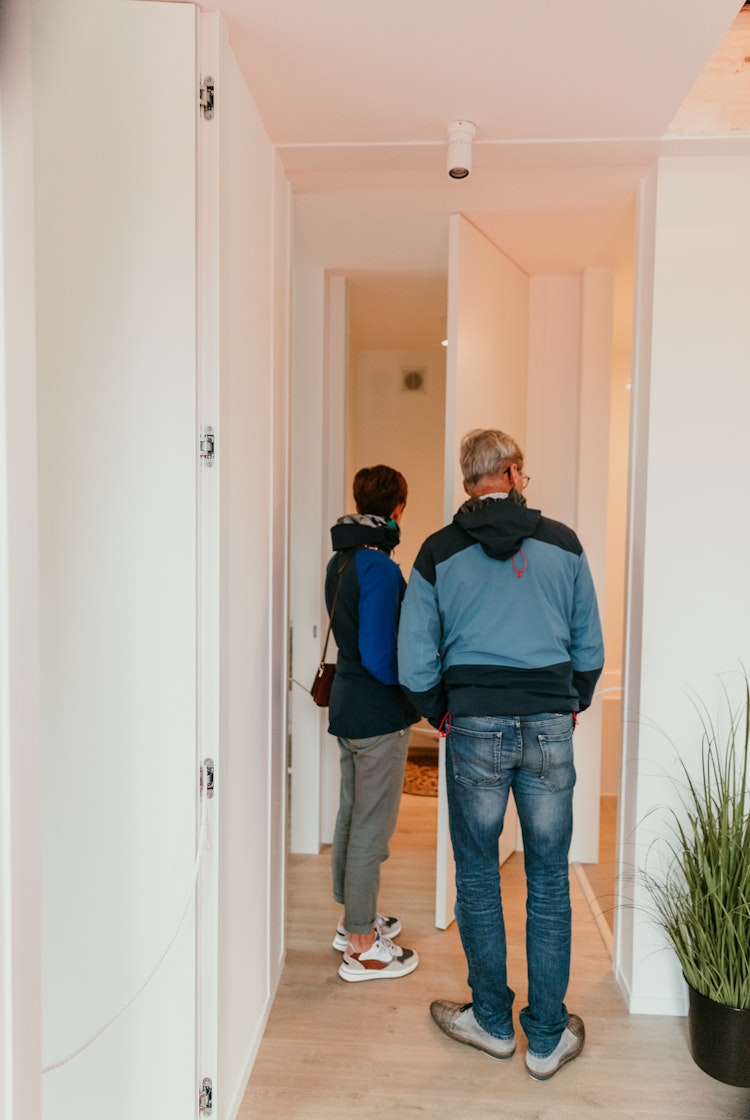 Mensen bezoeken de kijkwoning tijdens een open atelier