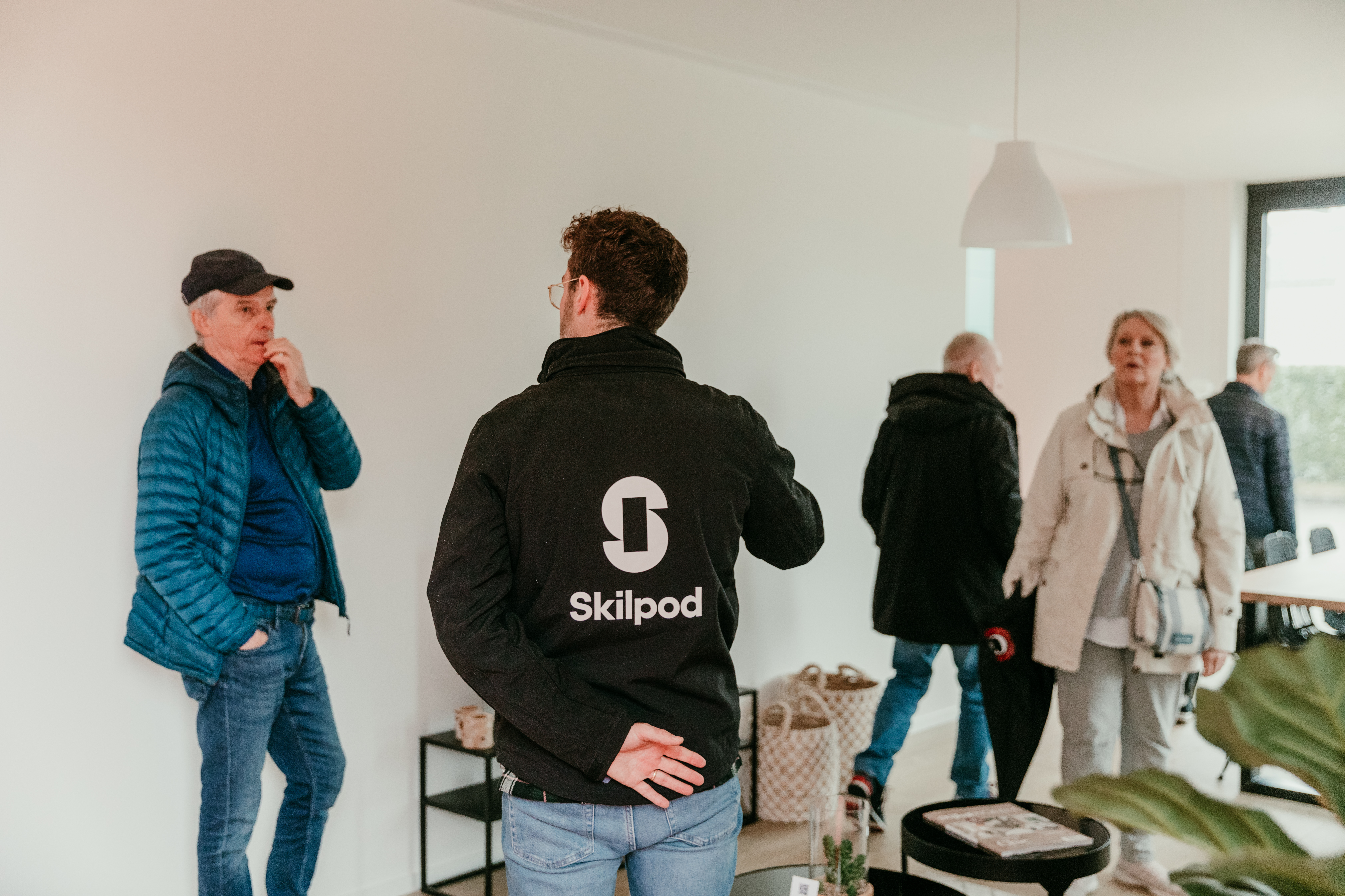 Mensen bezoeken de kijkwoning tijdens een open atelier