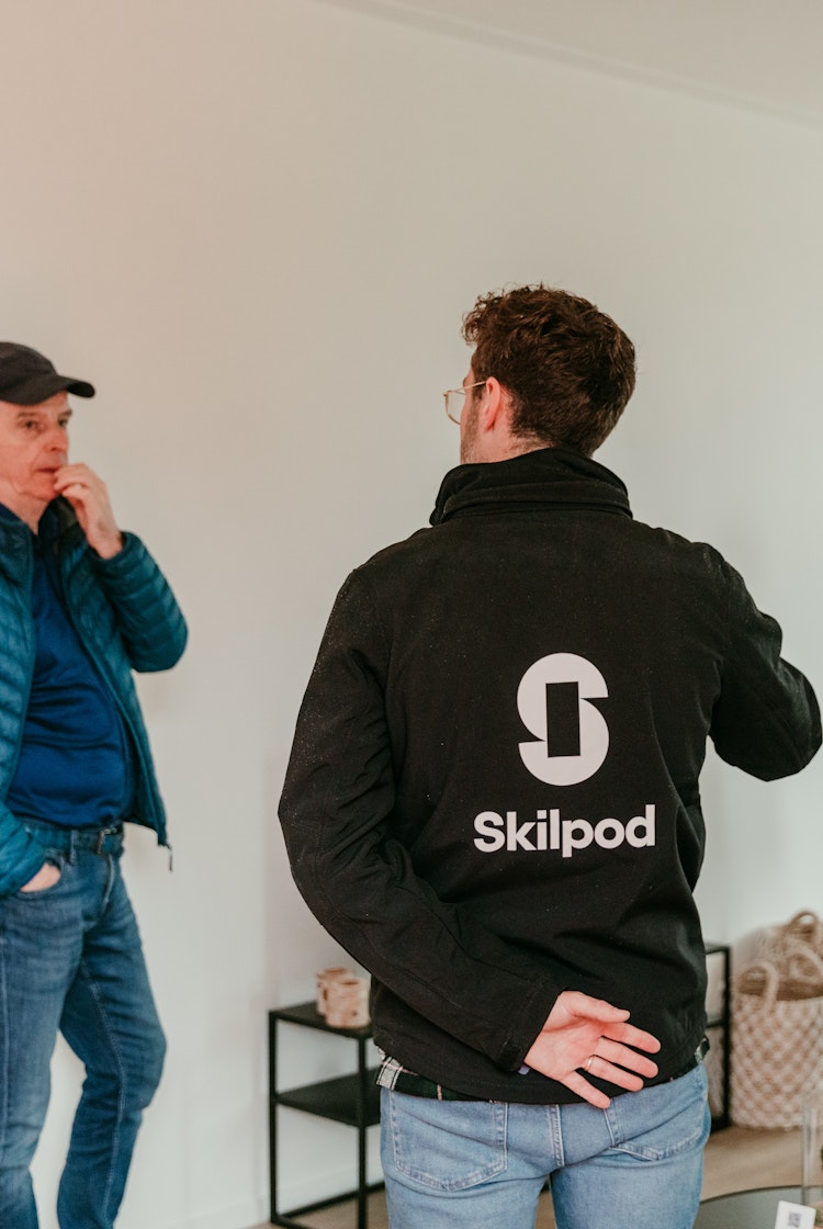 Mensen bezoeken de kijkwoning tijdens een open atelier