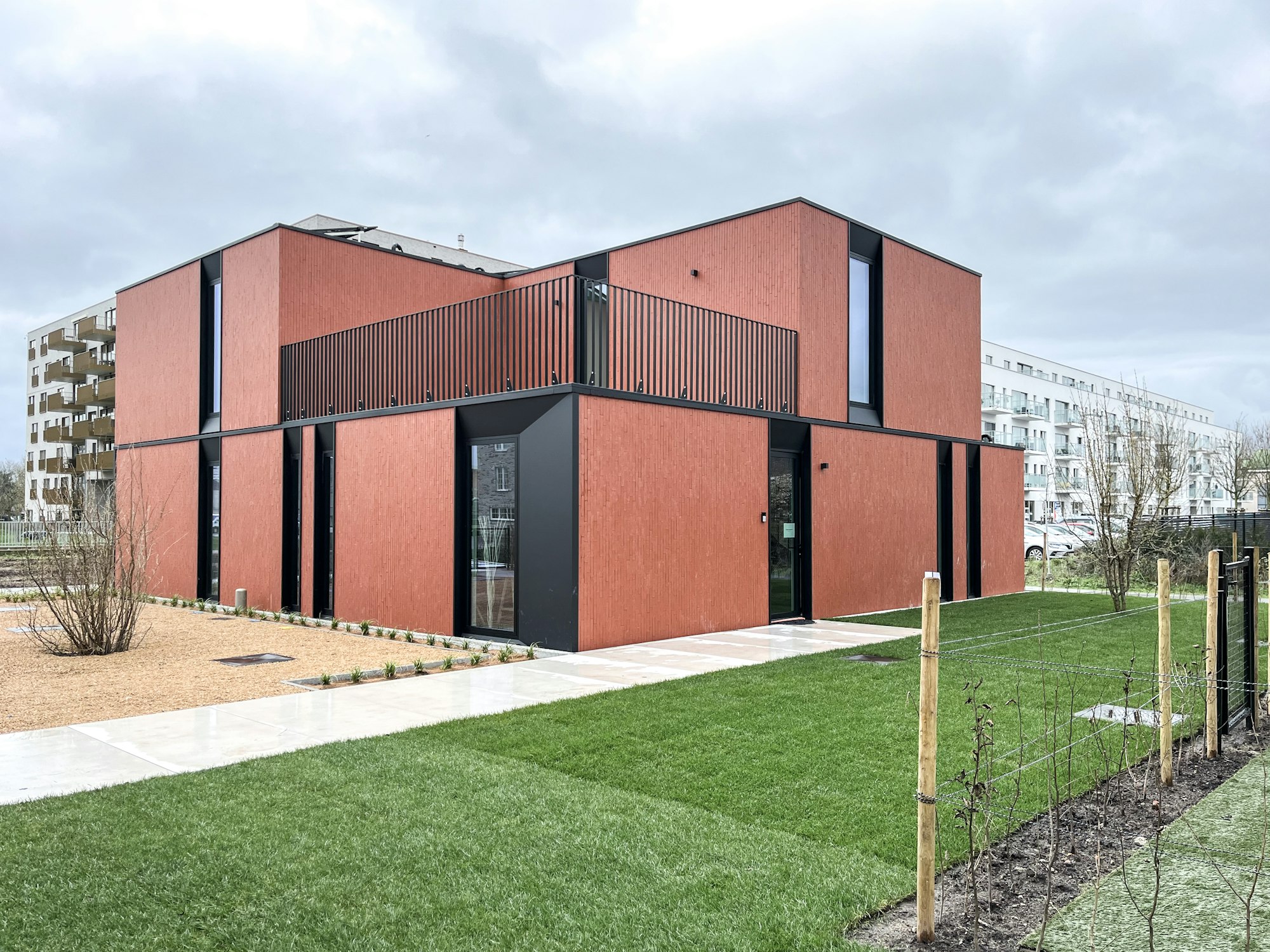 Combinatie twee half-open prefab houtskeletbouw woningen Skilpod #130