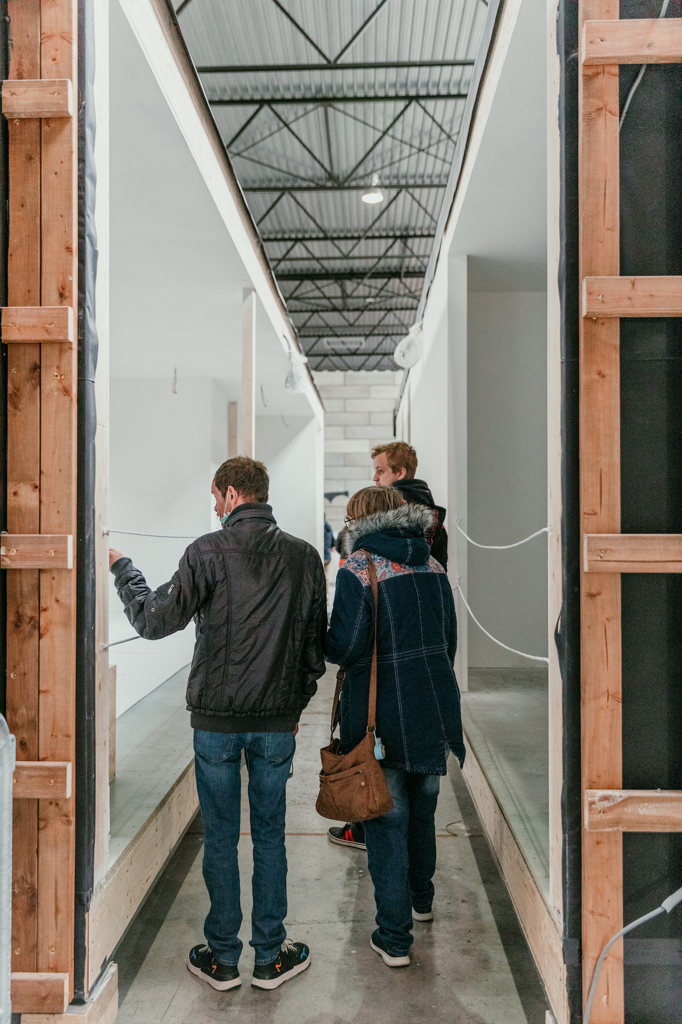 Mensen bekijken Skilpods in opbouw tijdens een open atelier
