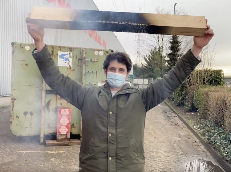 Toon-Bert toont het resultaat van de brandtest van het LVL-hout
