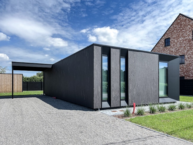 Skilpod #100 prefab bungalow woning met carport in zwarte steenstrips