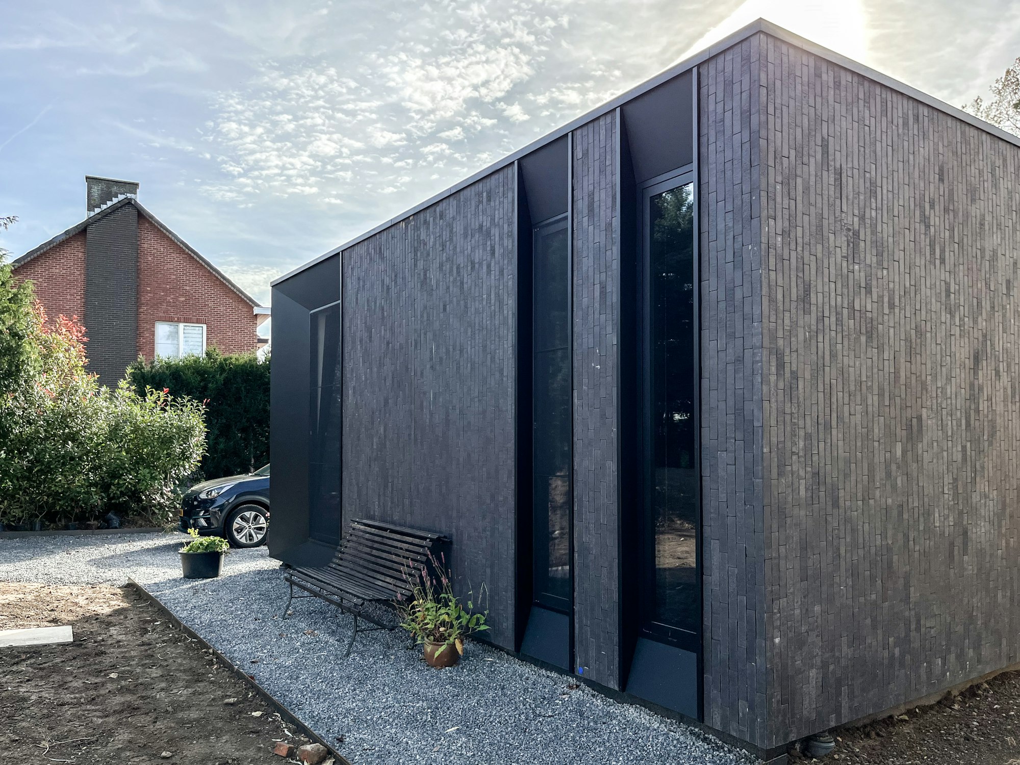 Skilpod #90 — houtskeletbouw bungalow woning met 2 slaapkamers, modern design met zwarte steen