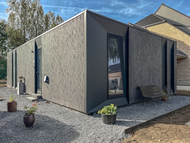 Skilpod #90 — houtskeletbouw bungalow woning met 2 slaapkamers, modern design met zwarte steen