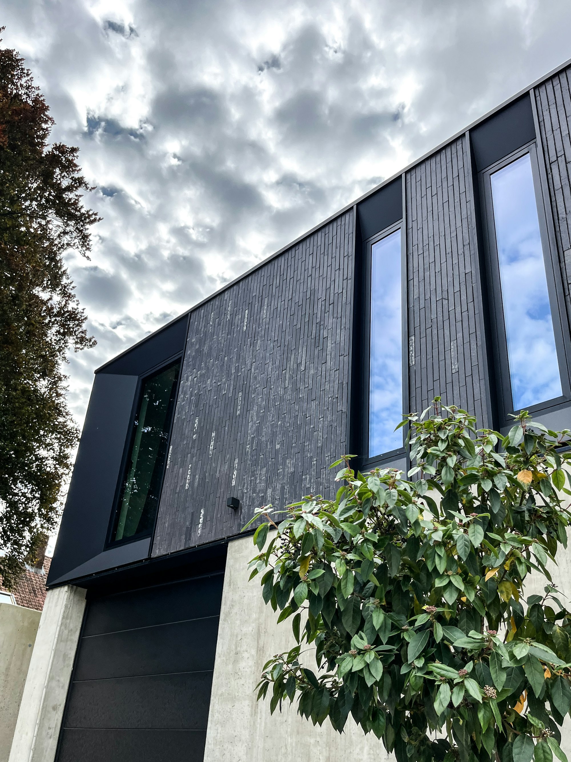 Skilpod #100 modulaire houtskeletbouw woning met kelder, afwerking in zwarte steen