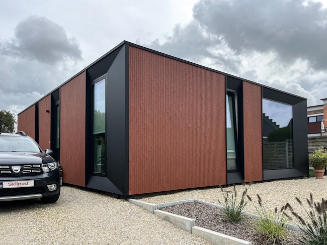 Skilpod #108 — houtskeletbouw bungalow woning met 2 slaapkamers, modern design met rode steenstrips