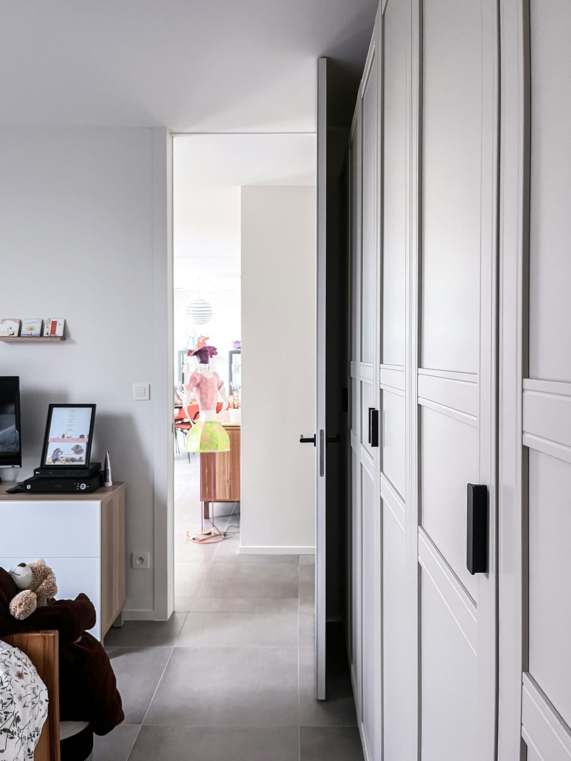 Zicht op de gang vanuit de slaapkamer in een Skilpod #144 prefab woning