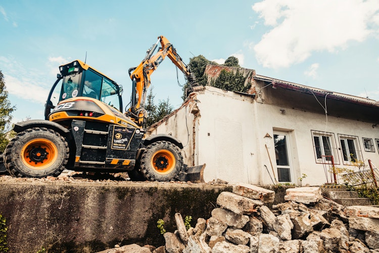 Machine breekt oude woning af