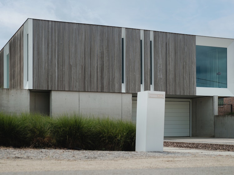 Skilpod #150 prototype prefab modulaire woning met houten exterieur afwerking en witte ramen