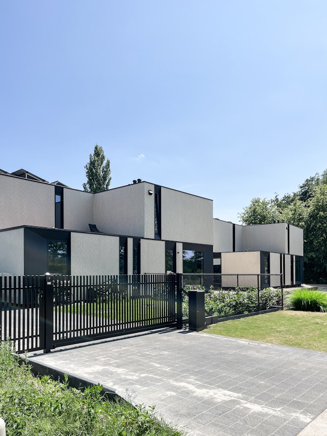 Skilpod project met meerdere combinaties van 140 woningen in witte steen