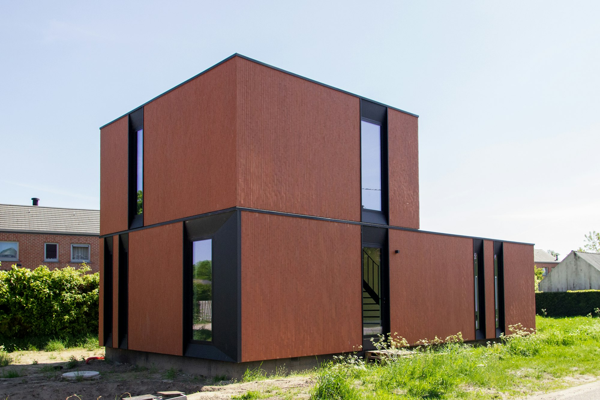 #130 in Peer rode steenstrip zwarte ramen modulaire woning