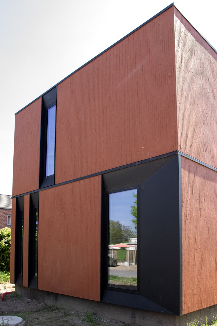 #130 in Peer modulaire woning rode steenstrip zwarte ramen
