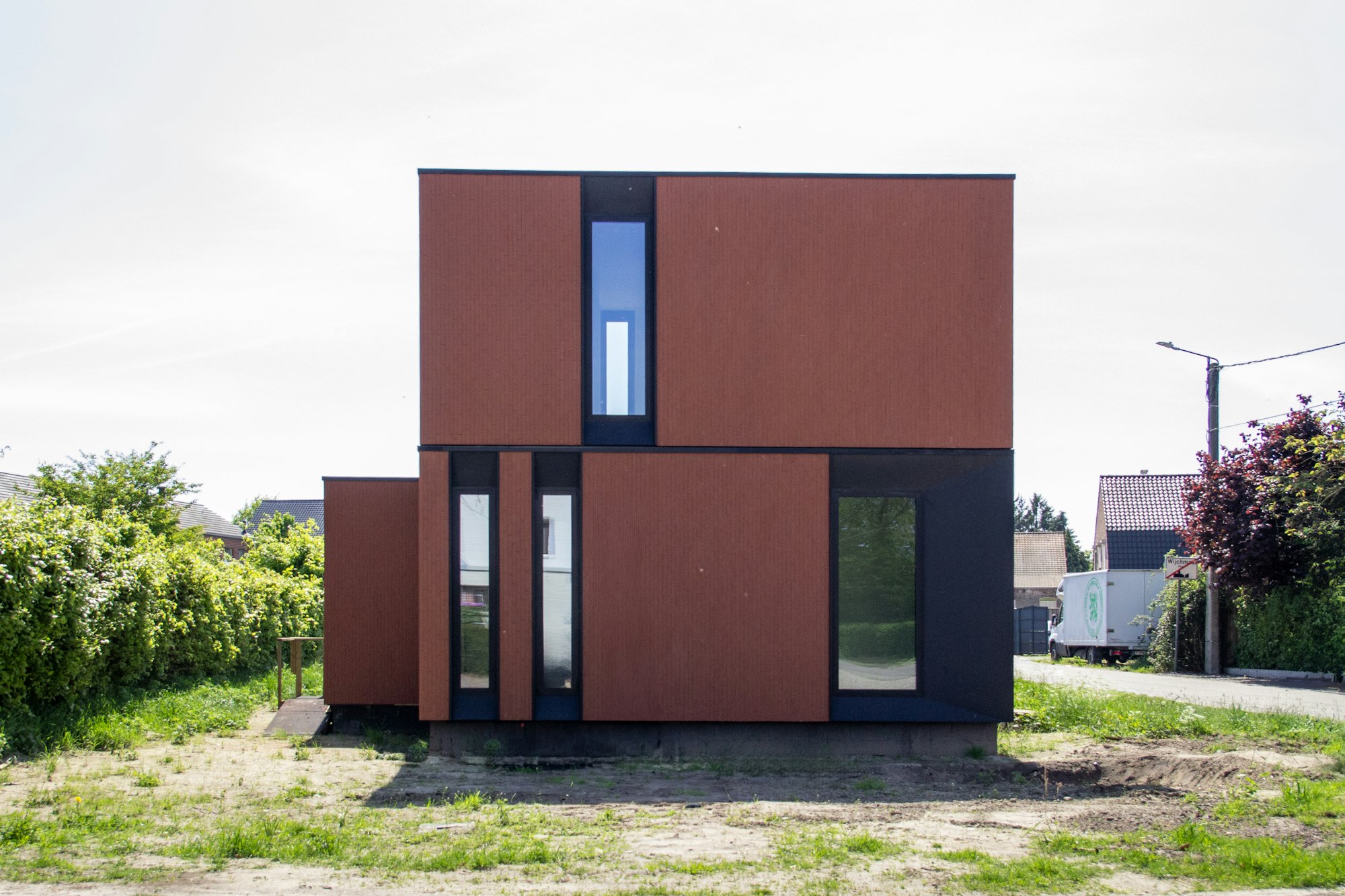 #130 in Peer modulaire woning rode steenstrip zwarte ramen