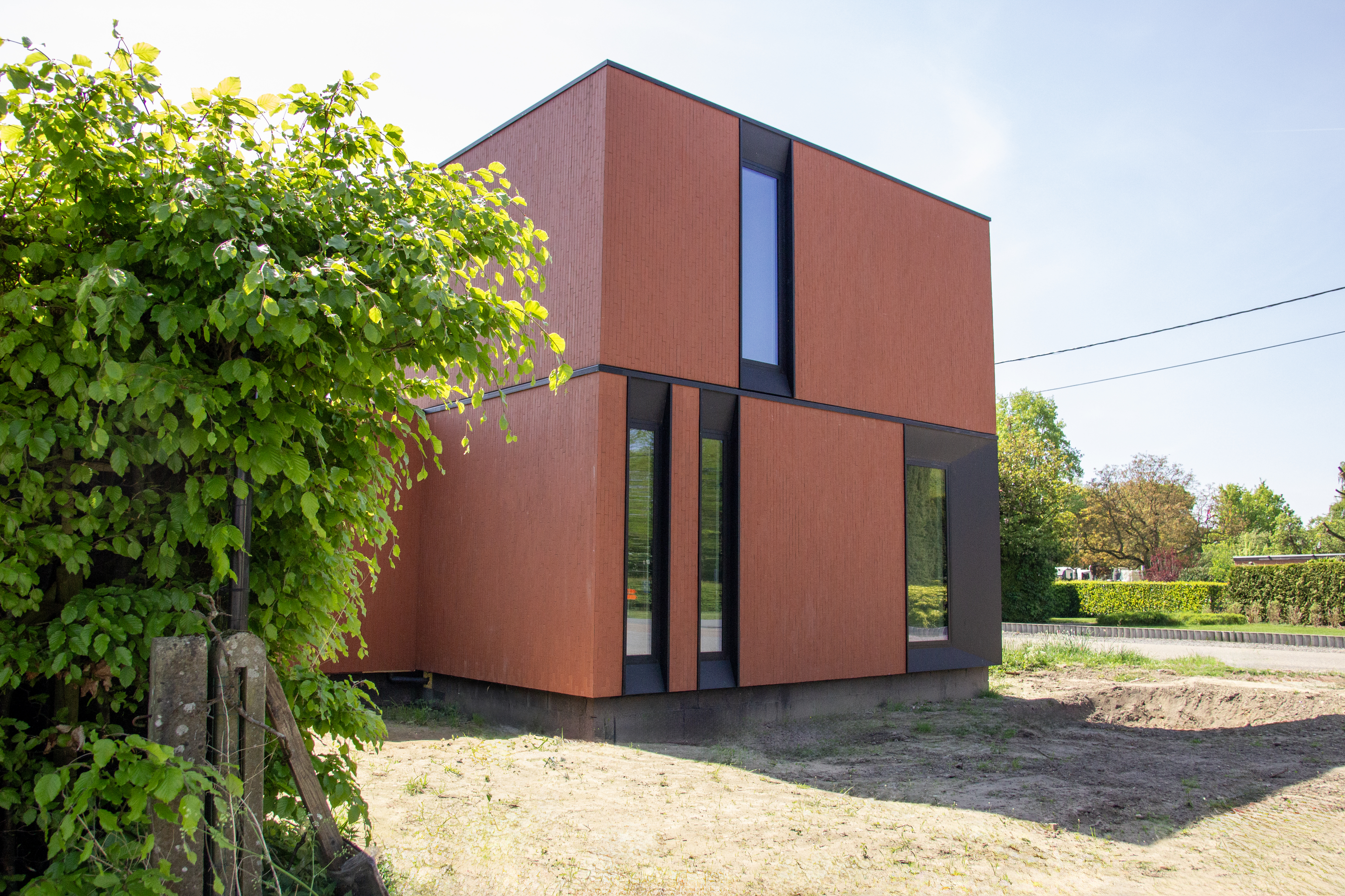 #130 in Peer modulaire woning rode steenstrip zwarte ramen