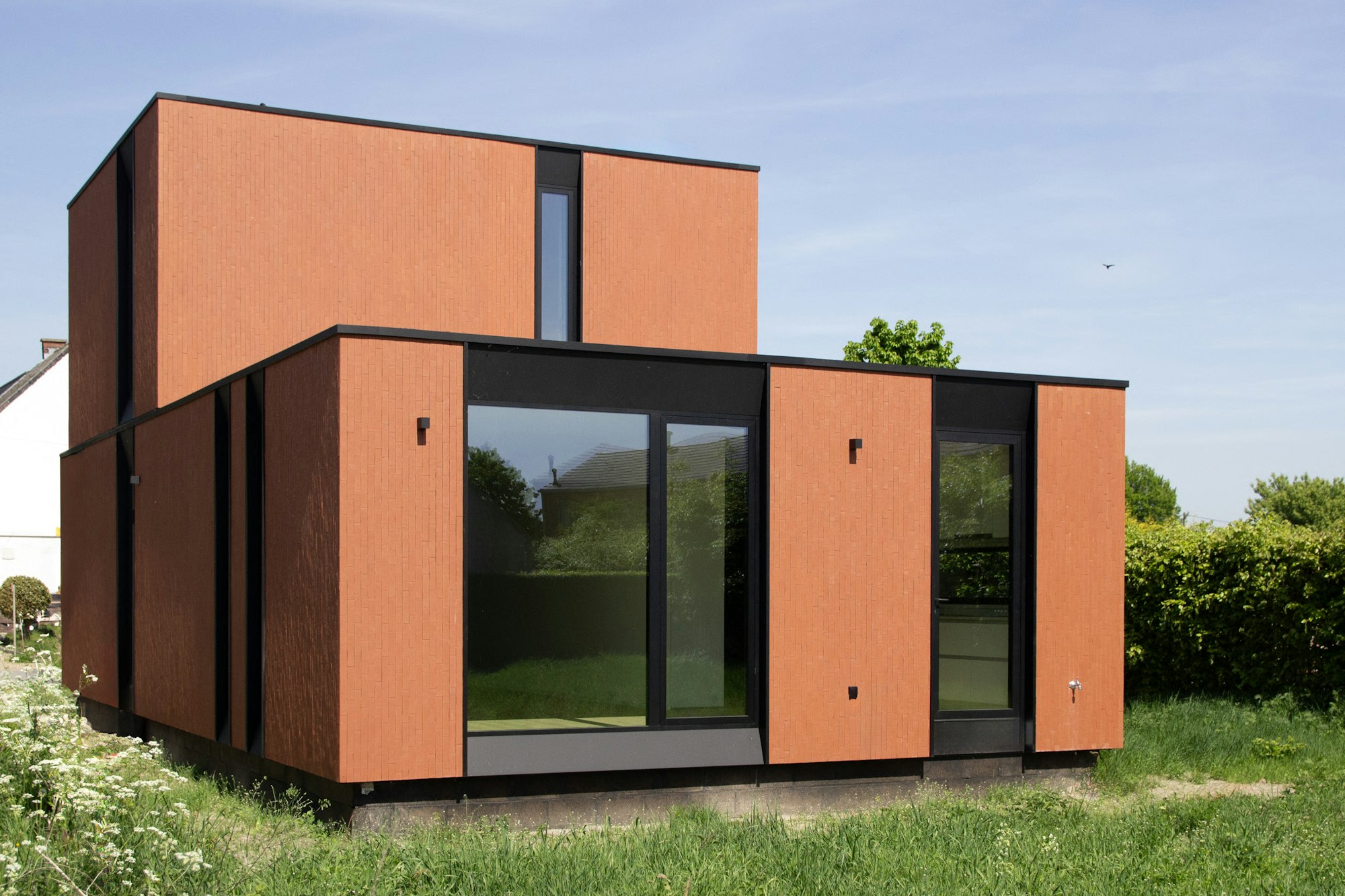#130 in Peer modulaire woning rode steenstrip zwarte ramen