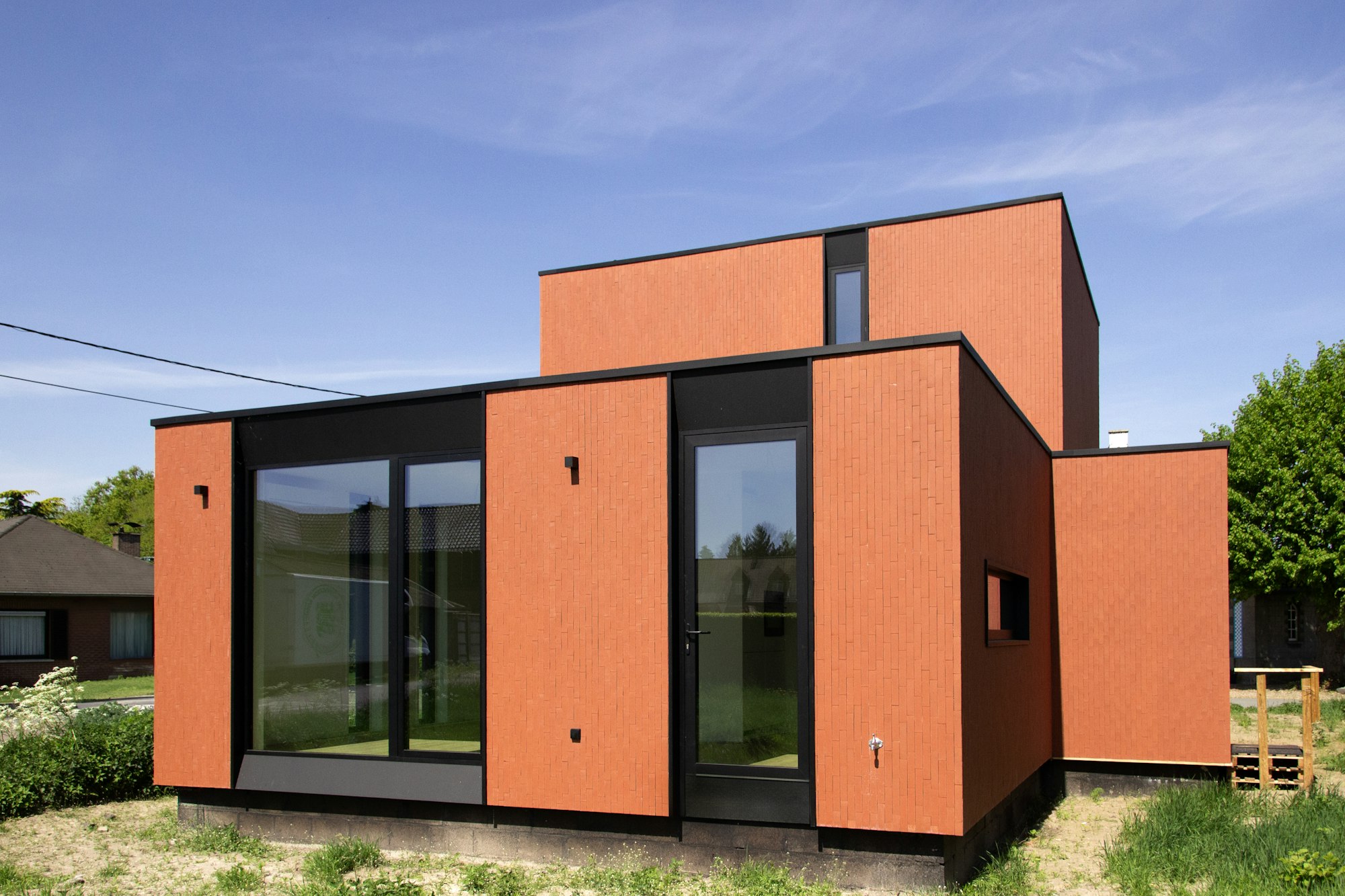 #130 in Peer modulaire woning rode steenstrip zwarte ramen