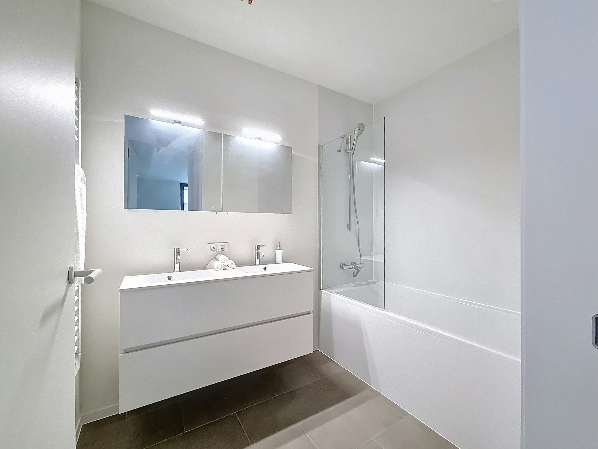#130 Gingelom Sint-Jansstraat badkamer bad