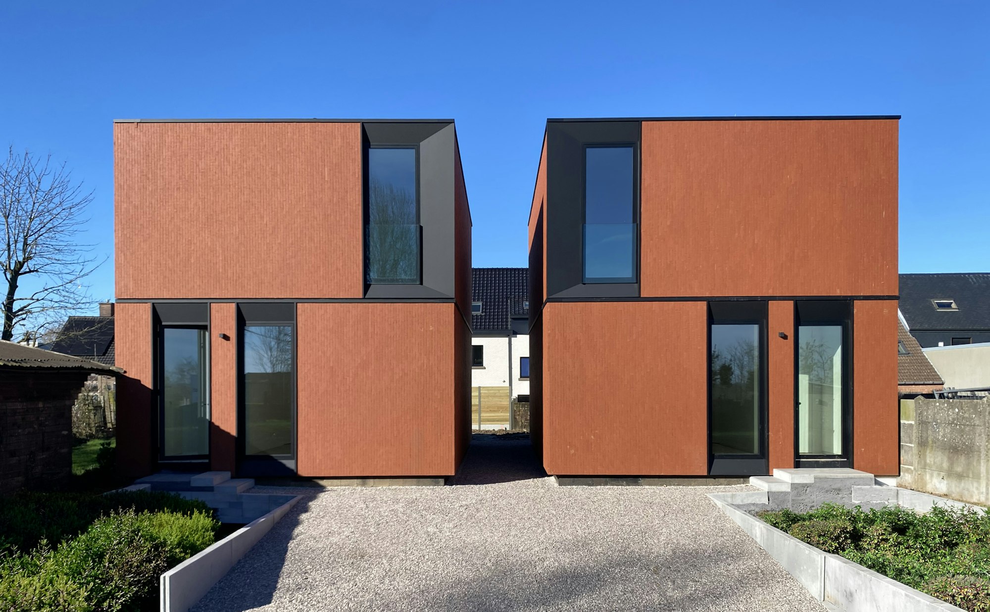 Skilpod #120 woning Herzele rode steenstrip zwarte ramen