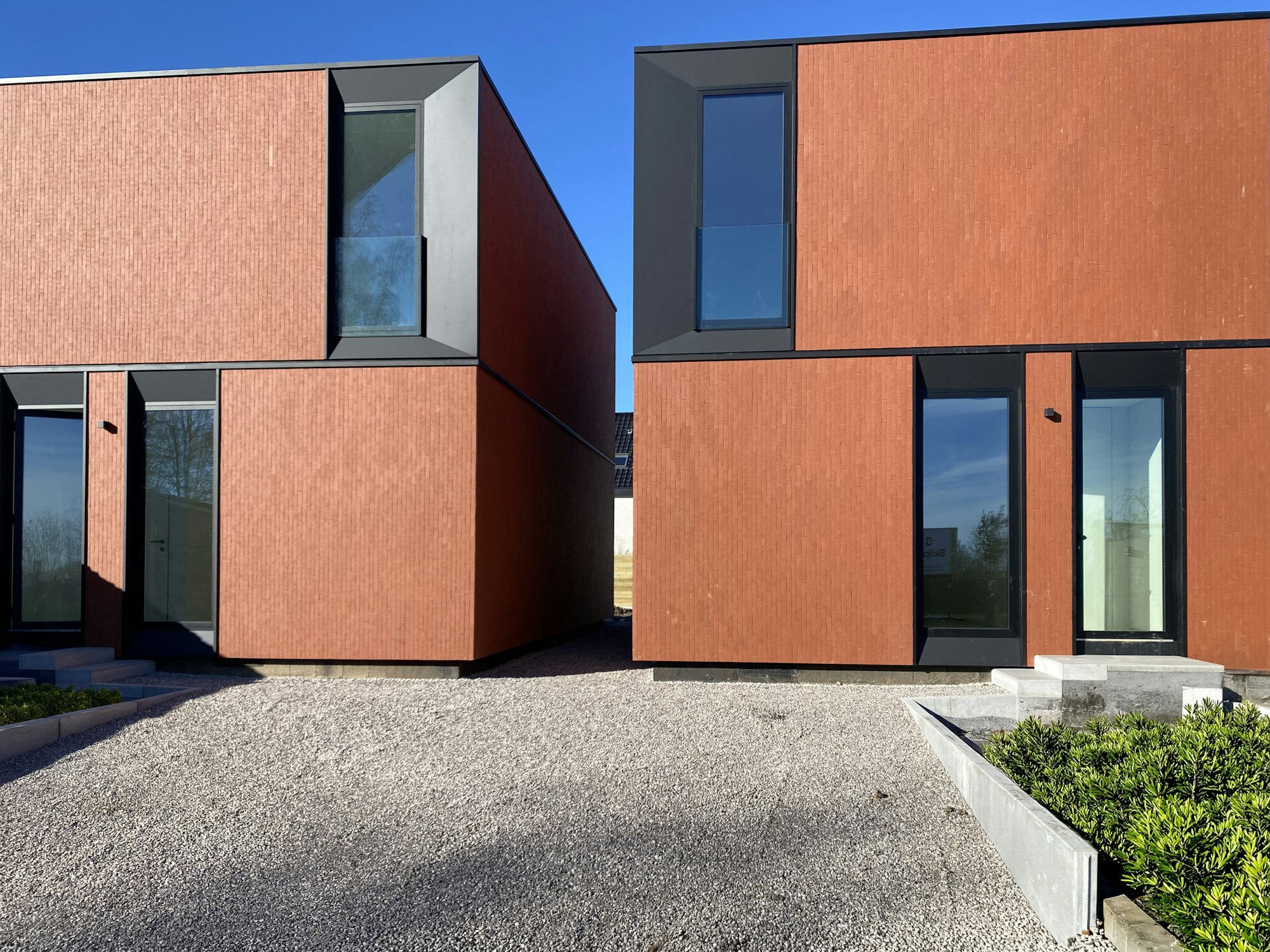 Skilpod #120 woning in Herzele met rode streenstrip en zwarte ramen