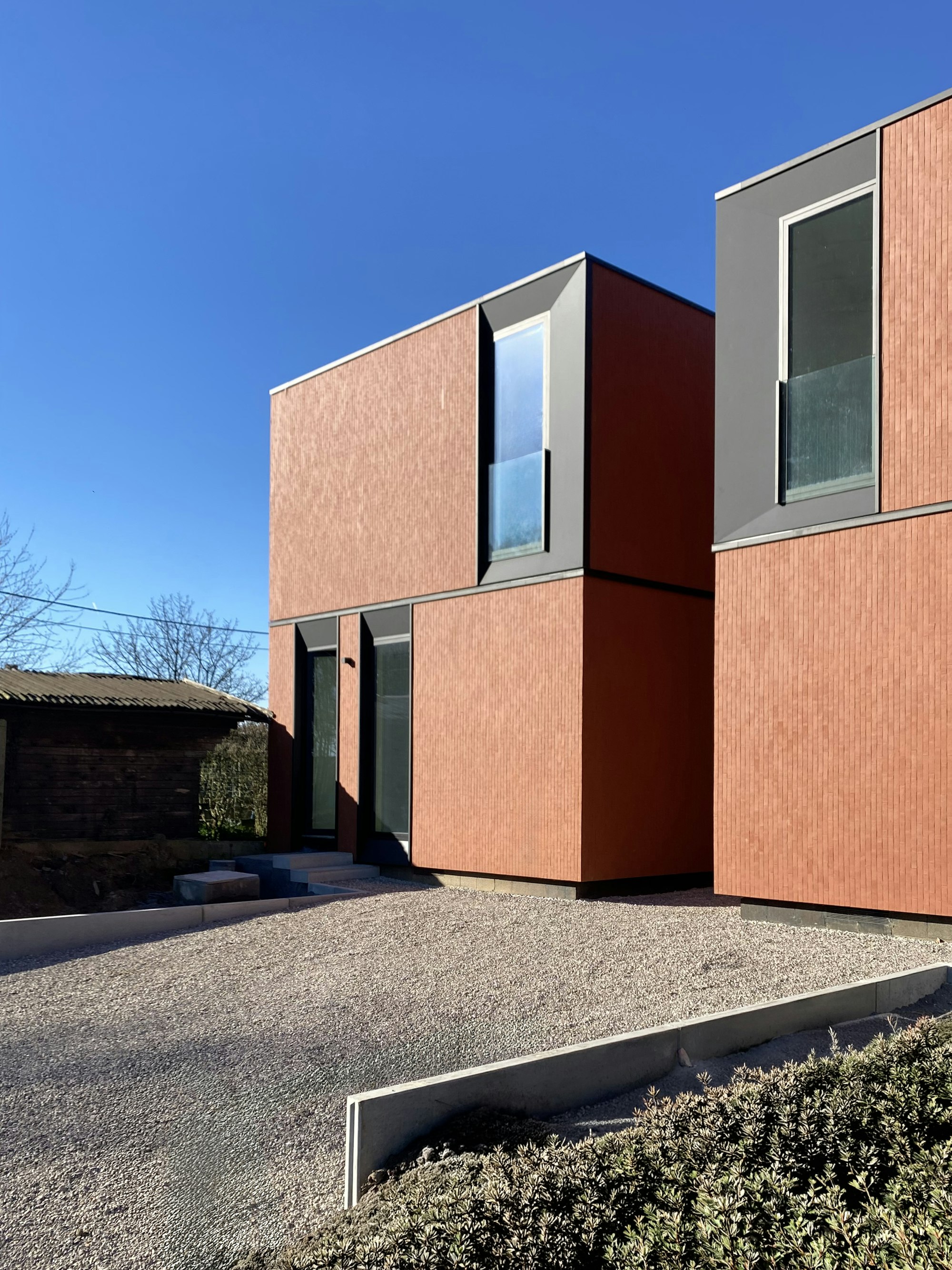 Skilpod #120 Herzele rode steenstrip zwarte ramen