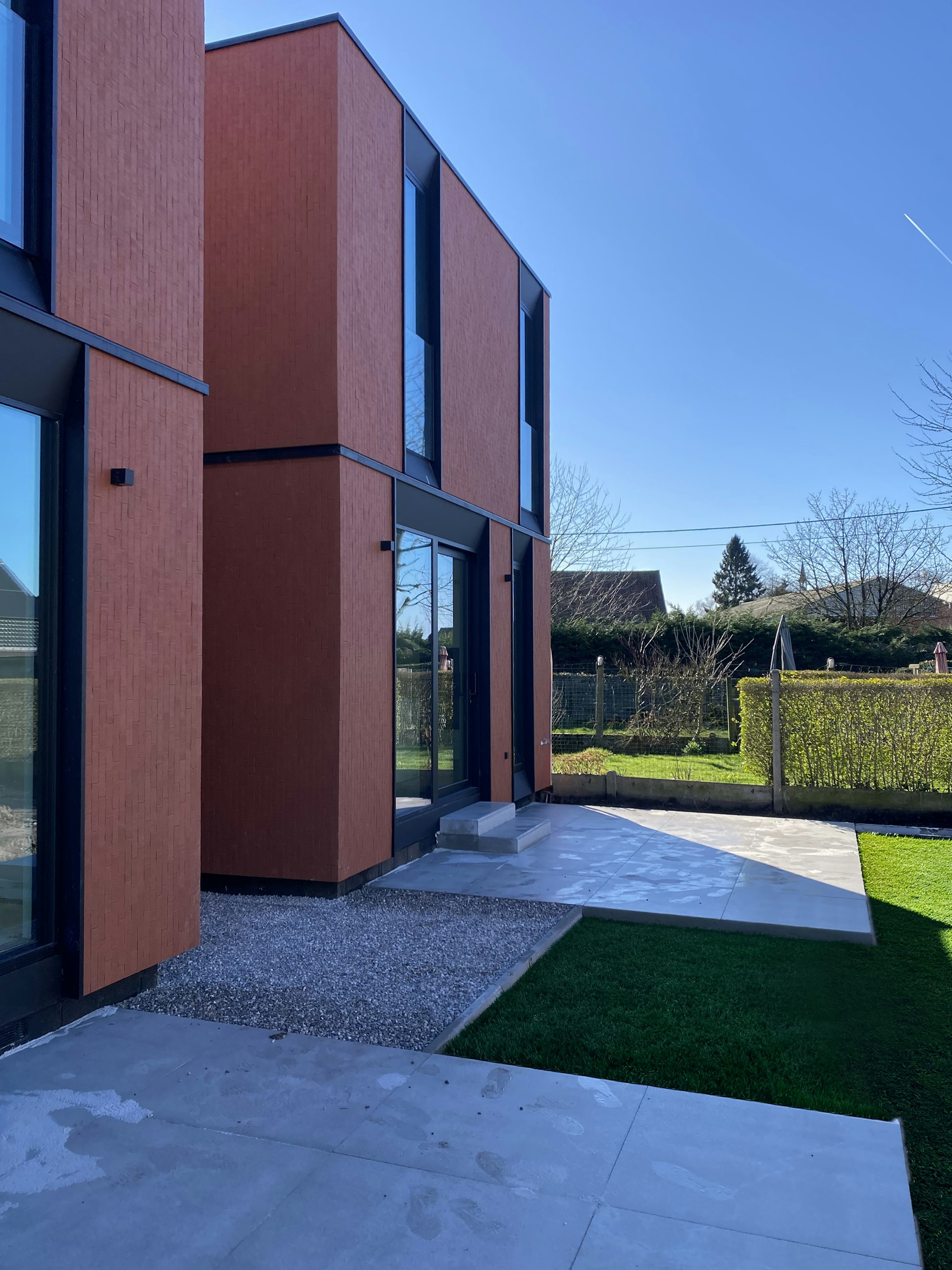 Skilpod #120 Herzele terras achteraan rode steenstrip zwarte ramen