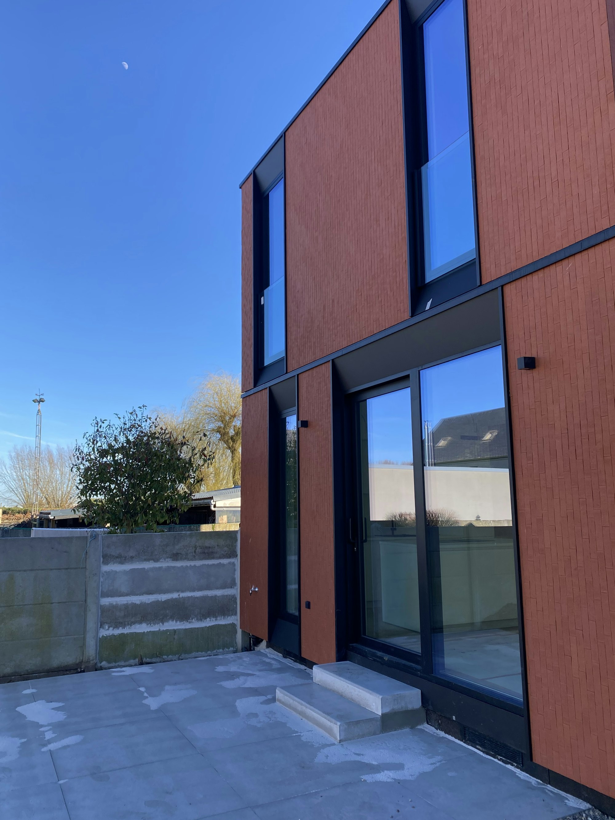 Skilpod #120 Herzele terras achteraan rode steenstrip zwarte ramen