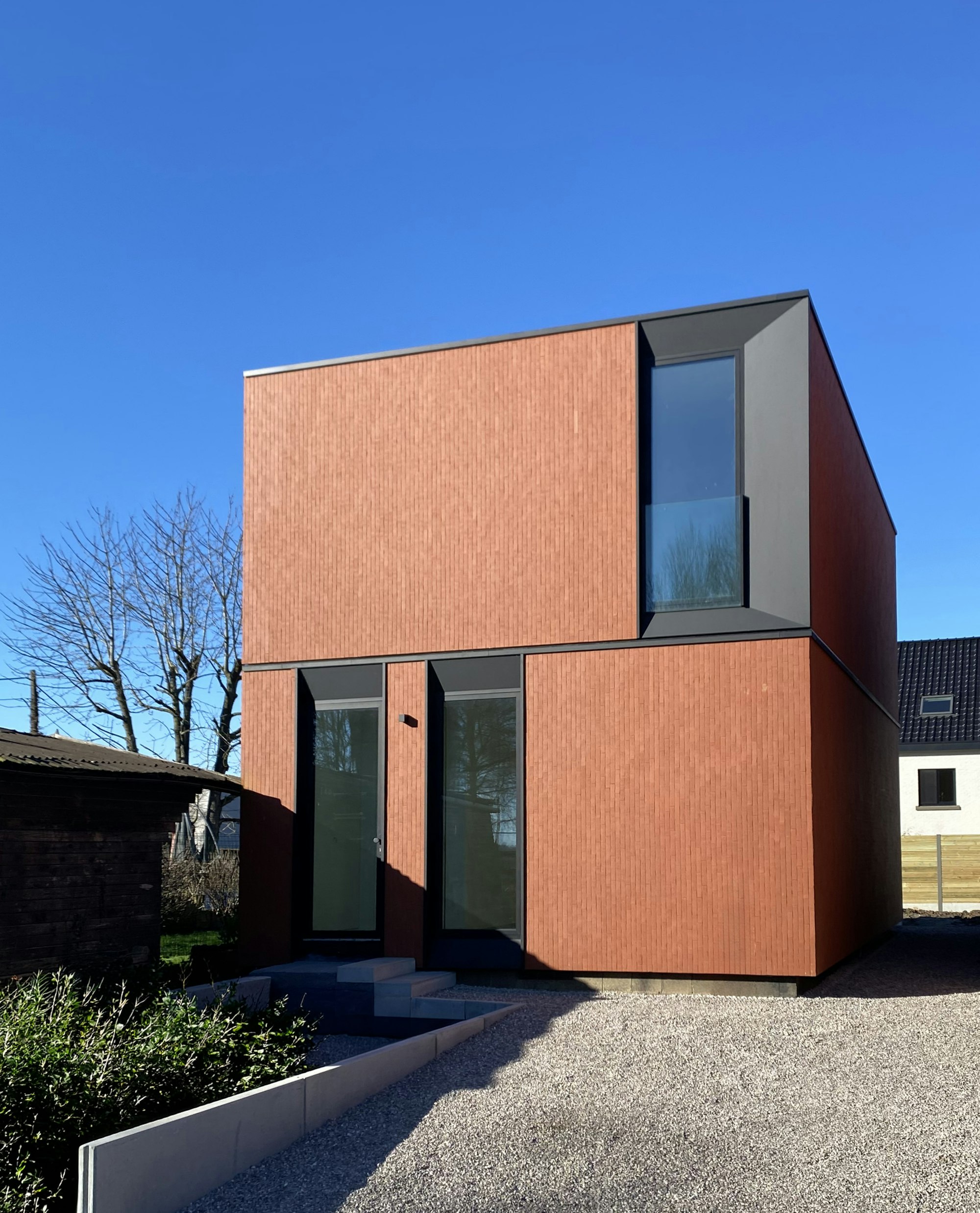 Skilpod #120 Herzele rode steenstrip zwarte ramen